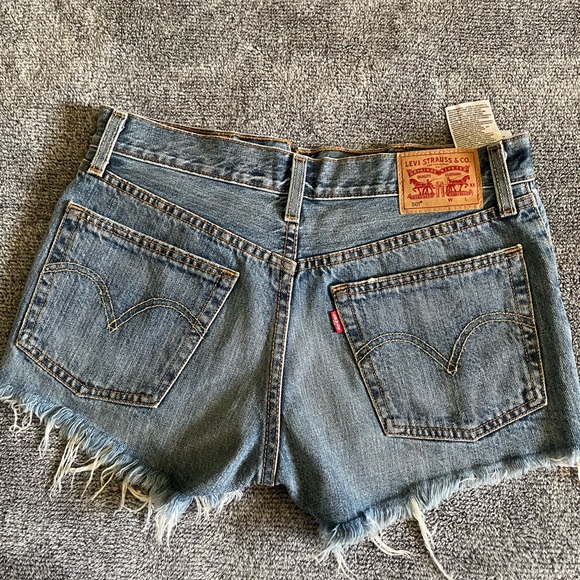 Levi’s 501 button fly denim shorts size 26 - Picture 2 of 4